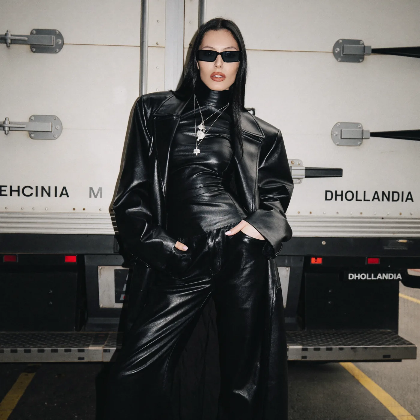 Woman wearing Buneri bikerjacke damen style 14