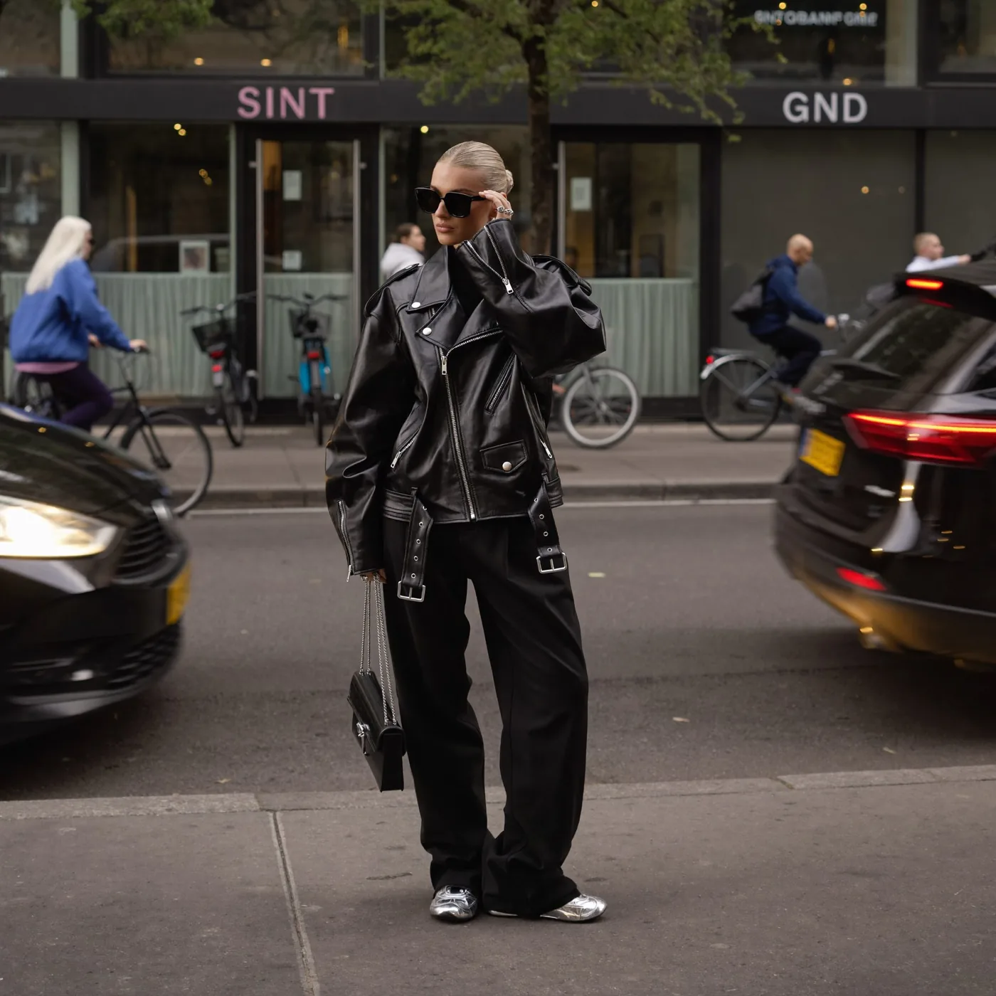 Woman wearing Buneri lederjacke kombinieren herbst 21