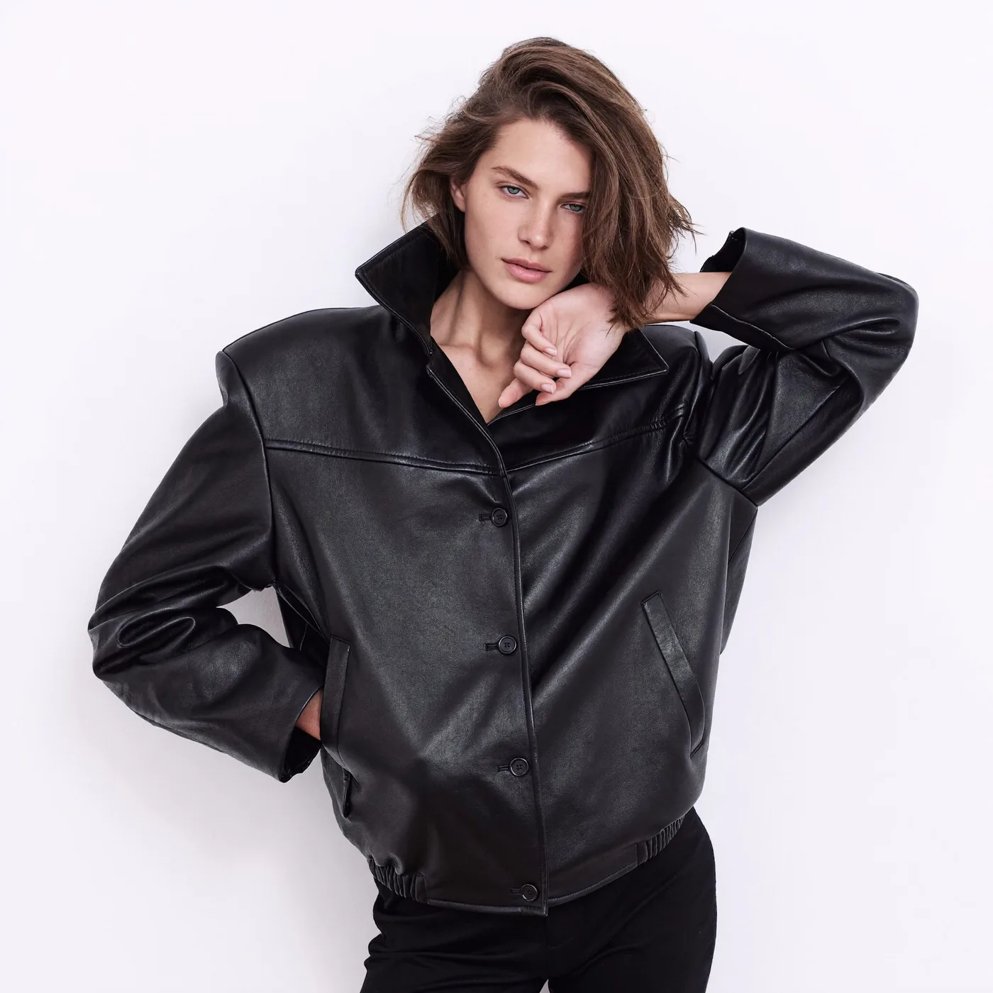 Woman wearing Buneri streetwear lederjacke frauen 6