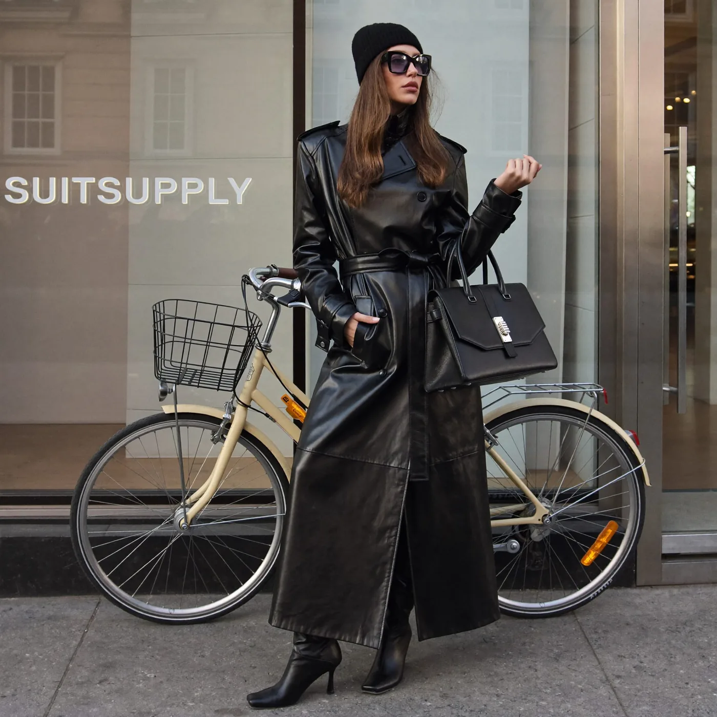 Woman wearing Buneri estilo chaqueta de cuero 22