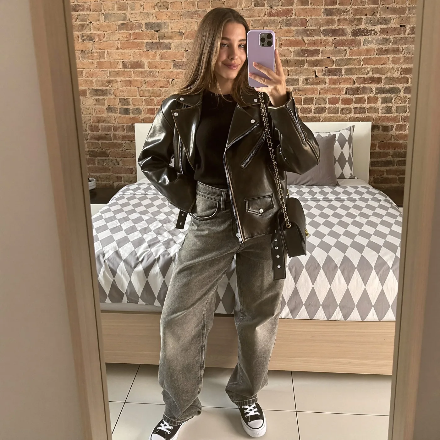 Woman wearing Buneri outfit otono chaqueta cuero 23