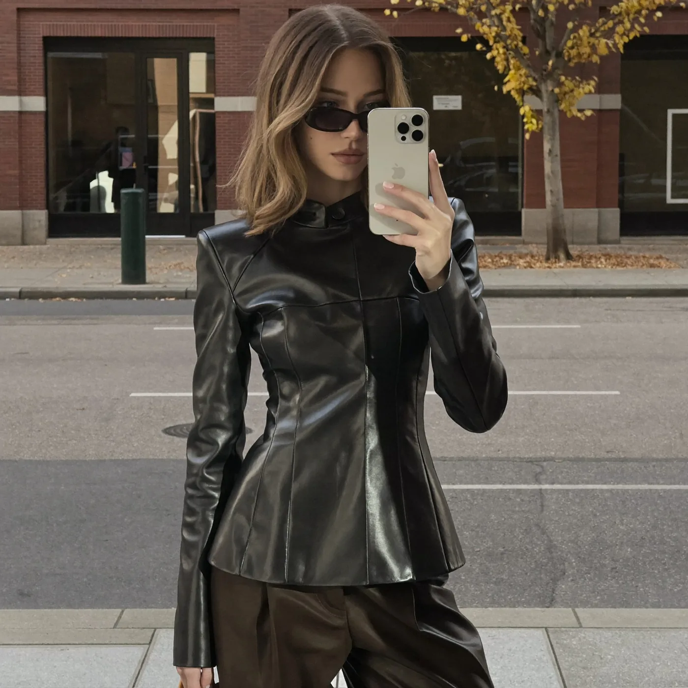 Woman wearing Buneri ropa con chaqueta de cuero 18