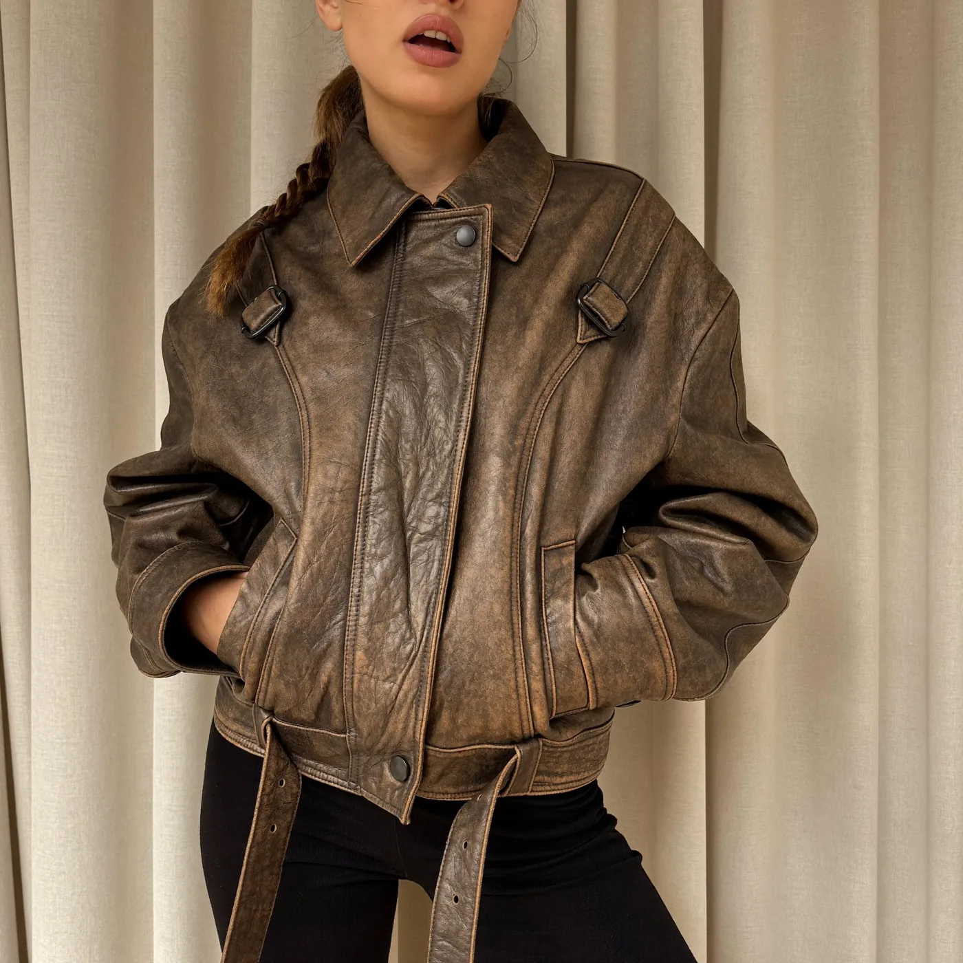 Woman wearing Buneri estilo chaqueta de cuero 10