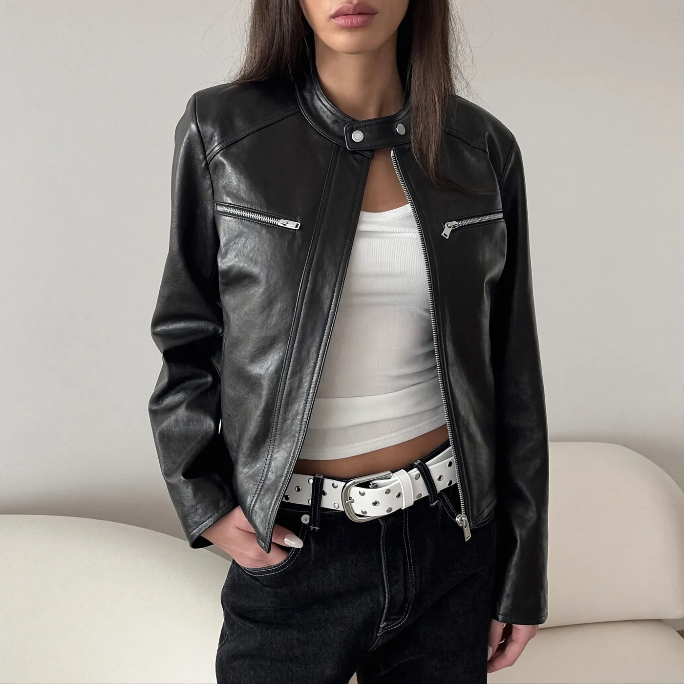Woman wearing Buneri outfit chaqueta de cuero mujer 13