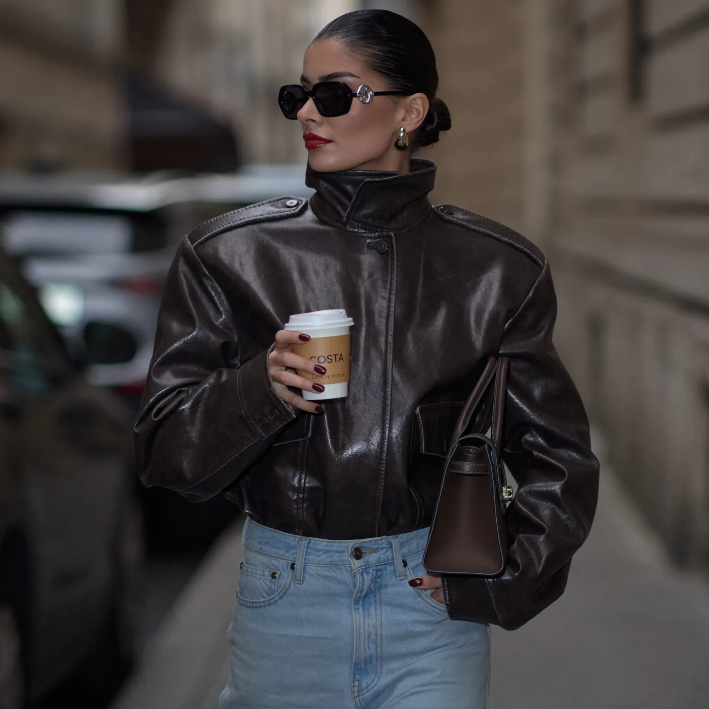Woman wearing Buneri outfit otono chaqueta cuero 11