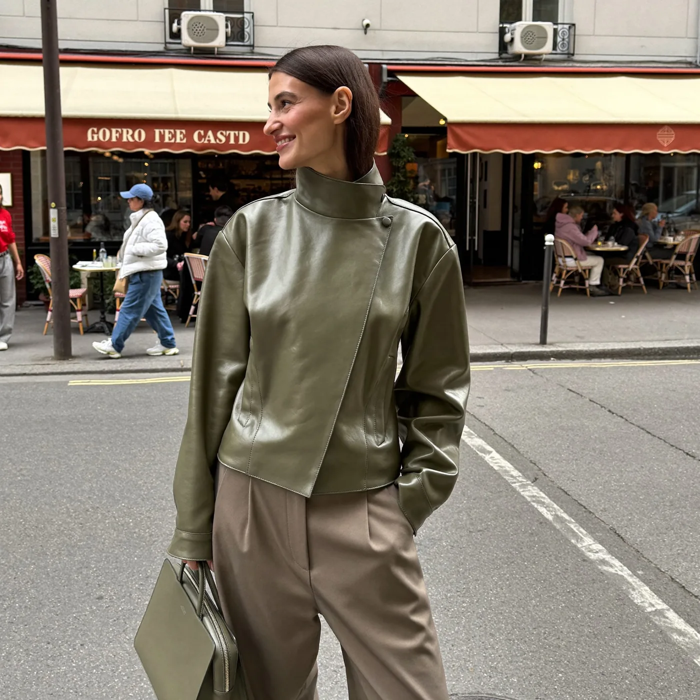 Woman wearing Buneri outfit otono chaqueta cuero 17