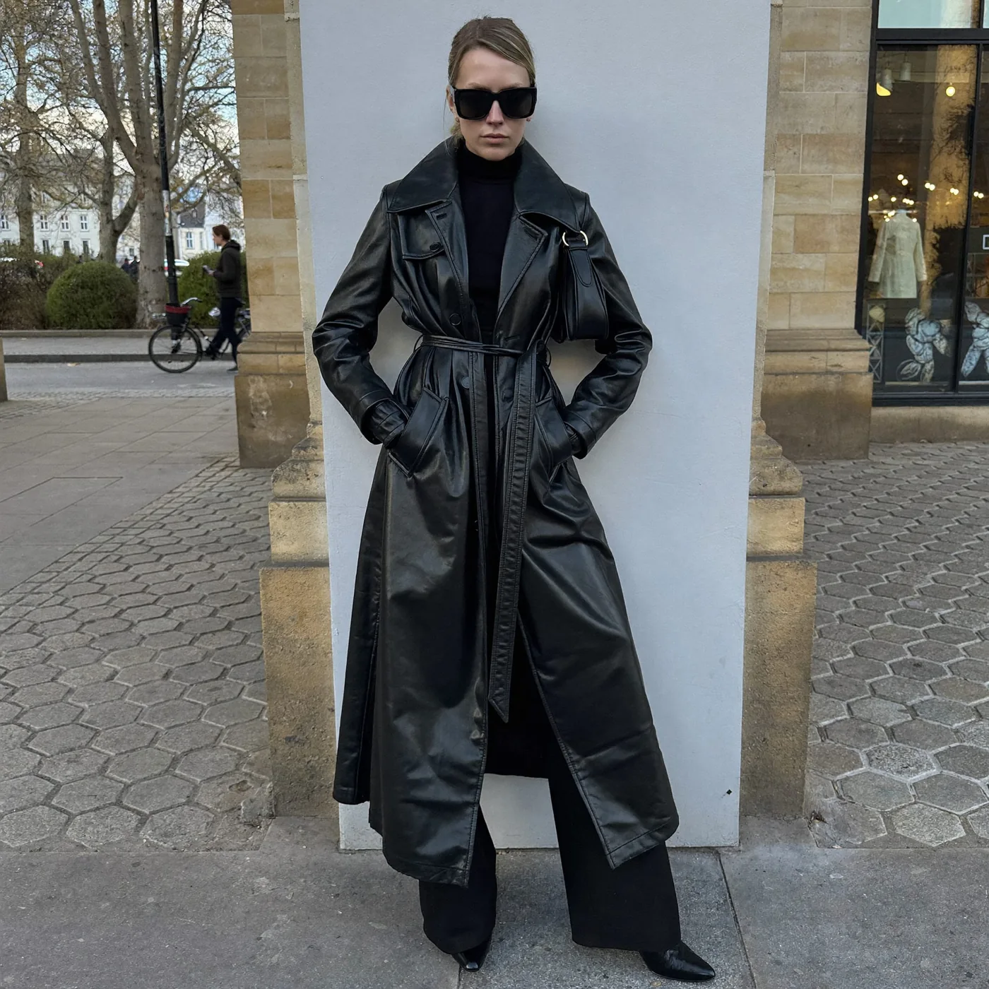 Woman wearing Buneri ropa con chaqueta de cuero 6