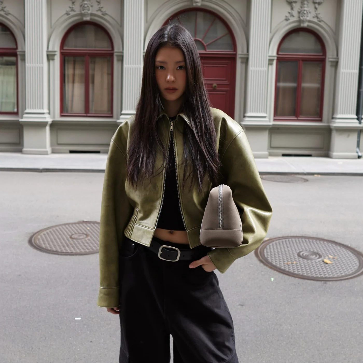 Woman wearing Buneri blouson cuir femme style 8