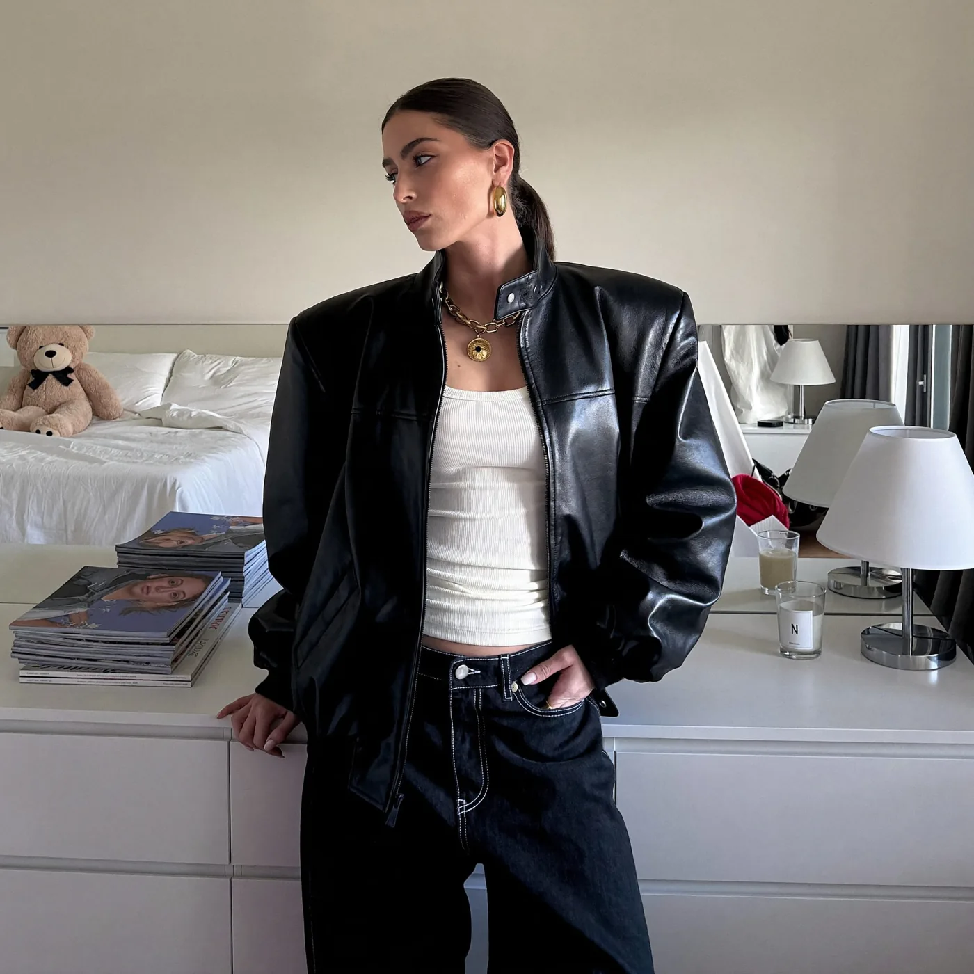 Woman wearing Buneri look veste en cuir noir 3