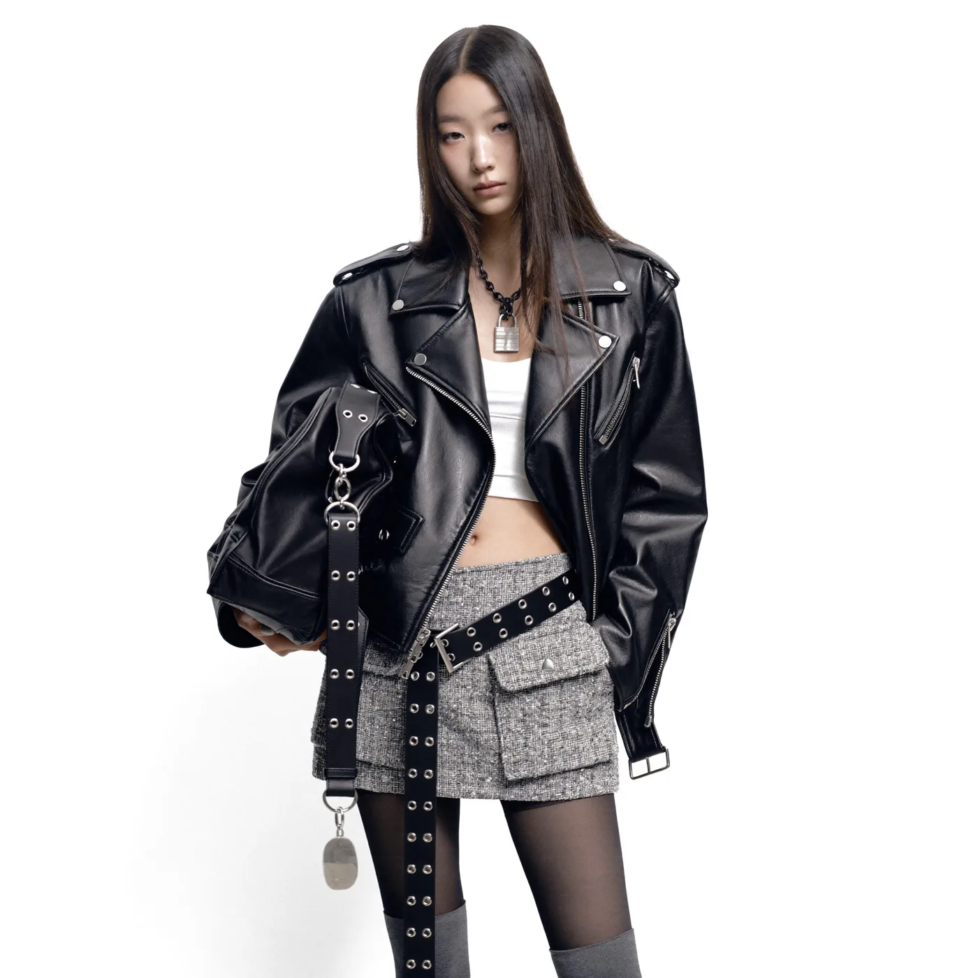 Woman wearing Buneri look veste en cuir noir 15