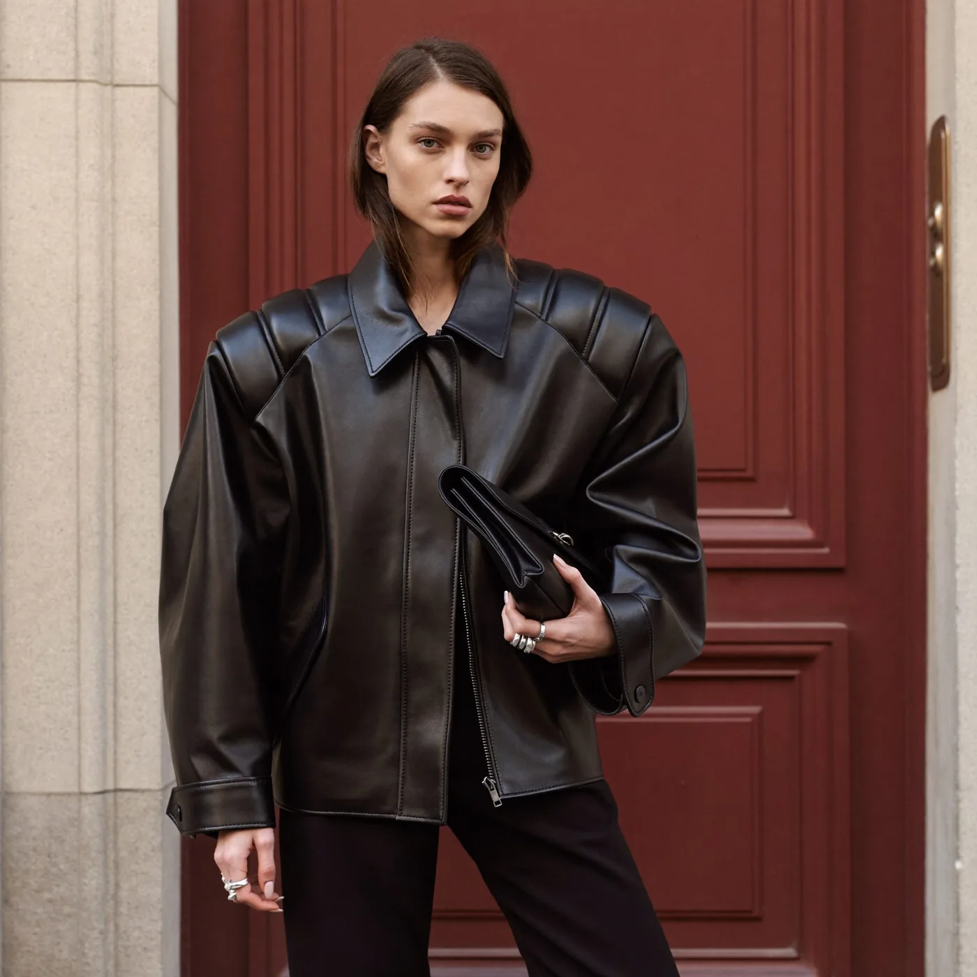 Woman wearing Buneri look veste en cuir noir 21