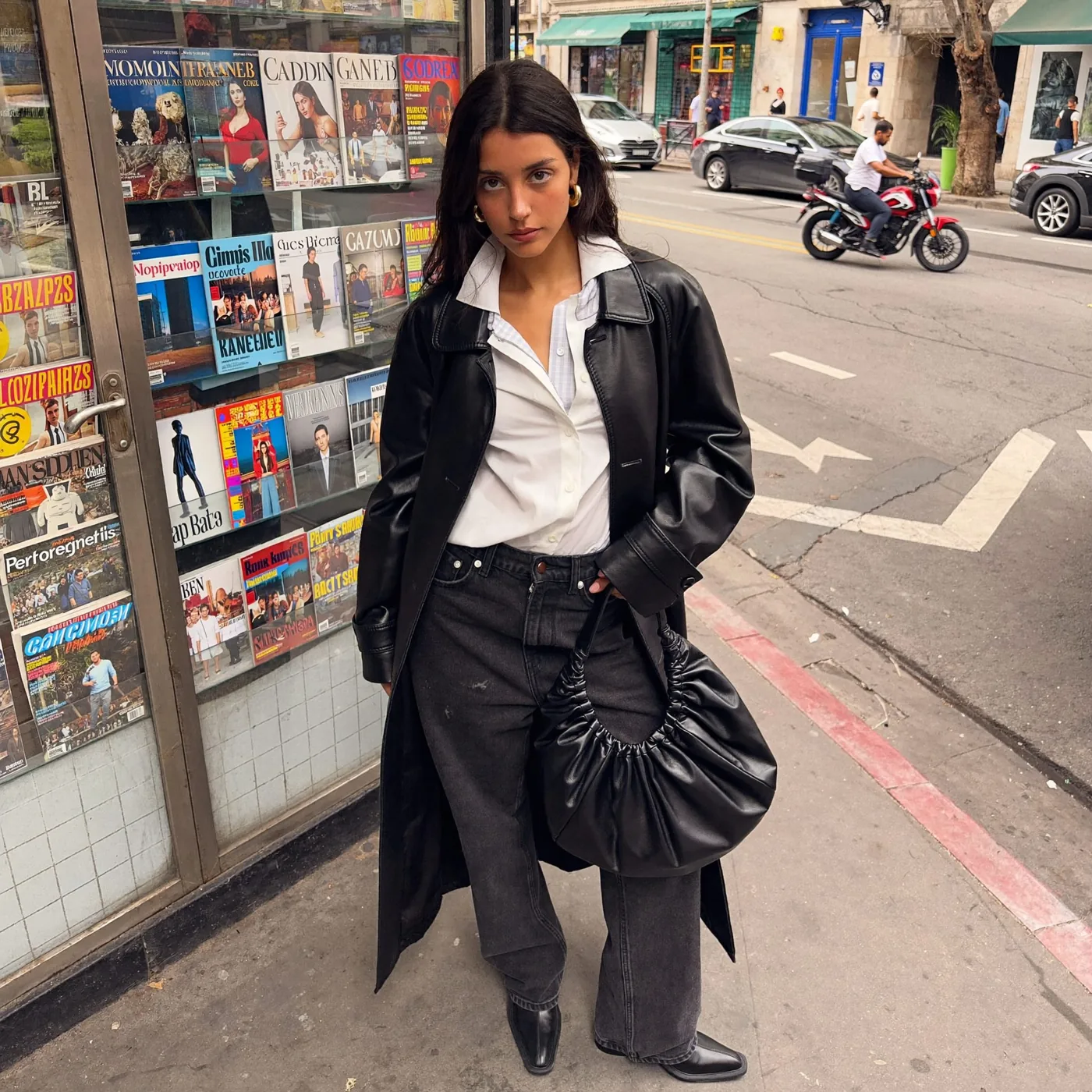 Woman wearing Buneri look veste en cuir noir 9