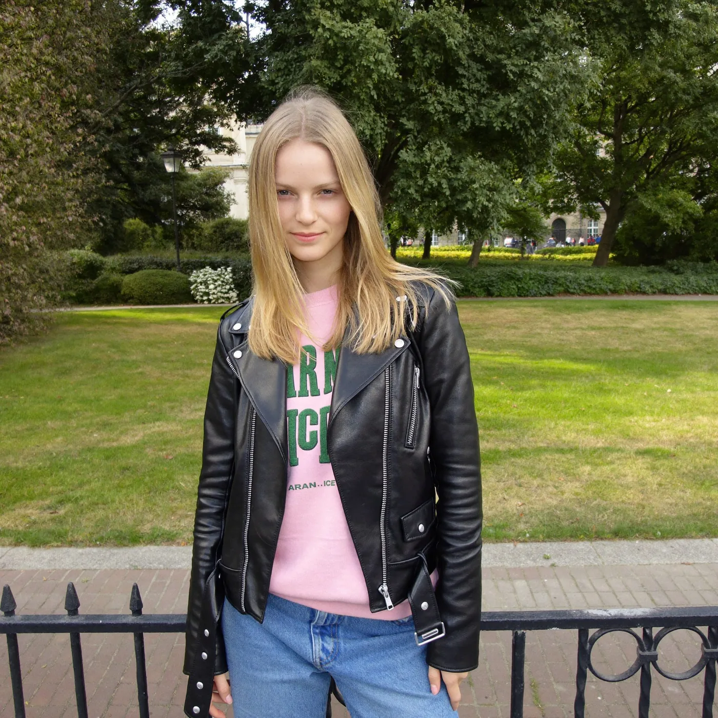 Woman wearing Buneri biker jacket damska styl 19