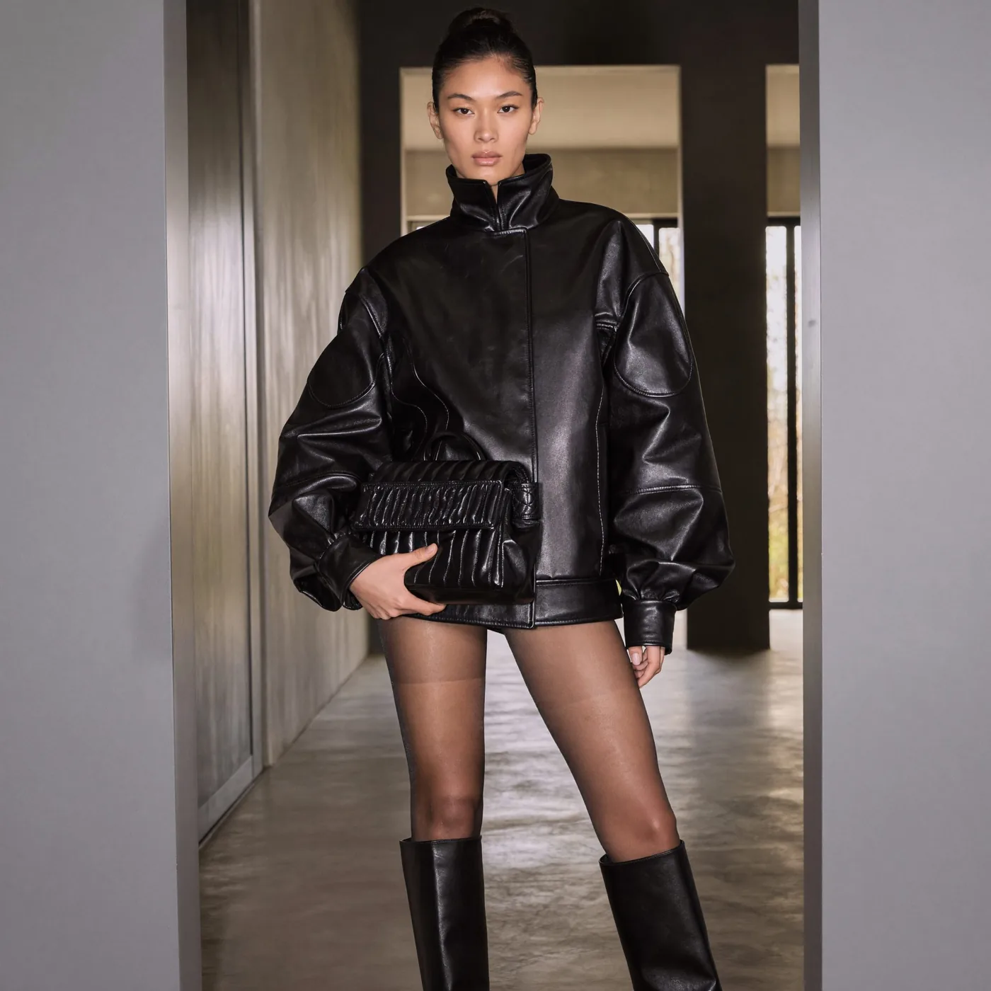 Woman wearing Buneri biker jacket damska styl 4