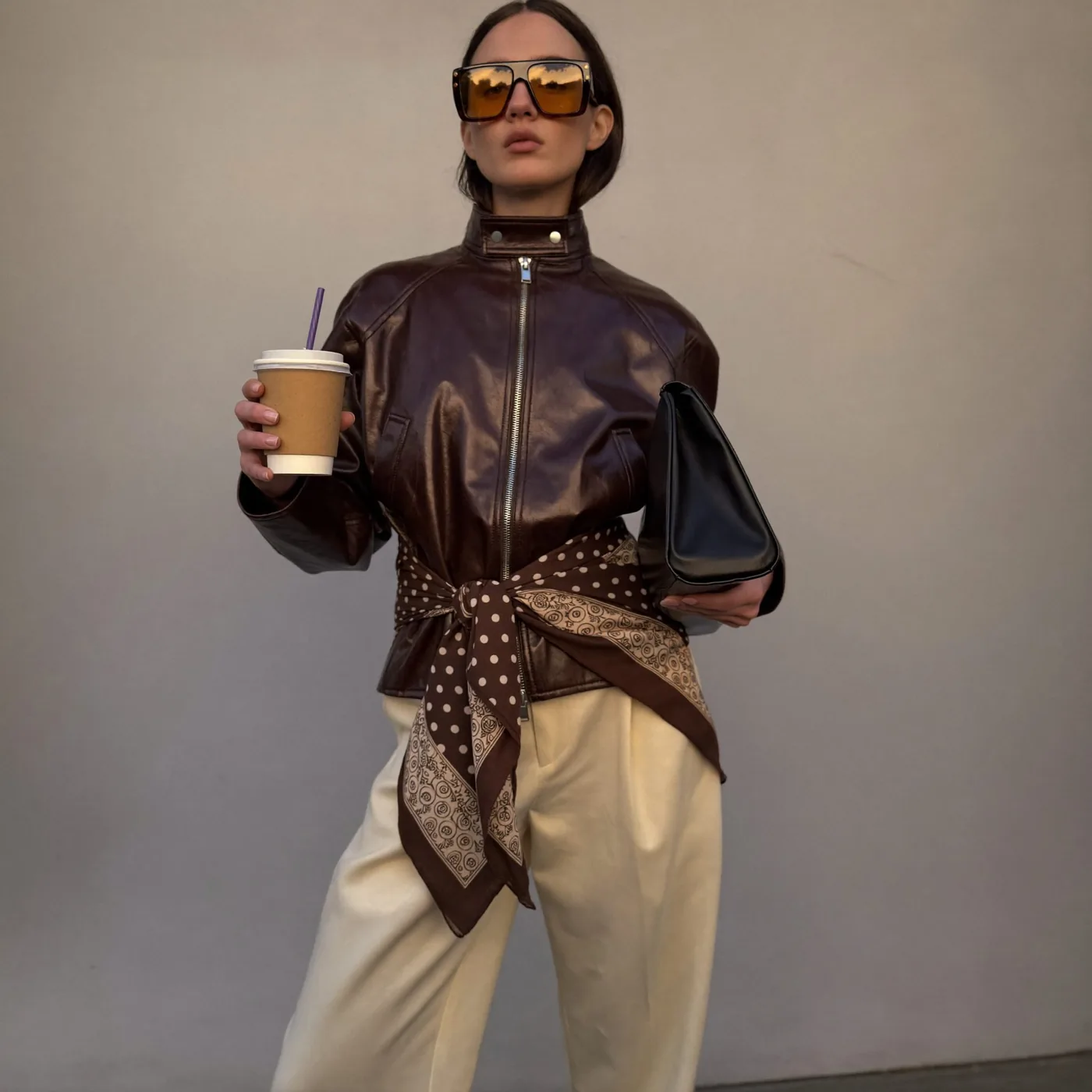 Woman wearing Buneri kurtka skorzana damska stylizacje 11