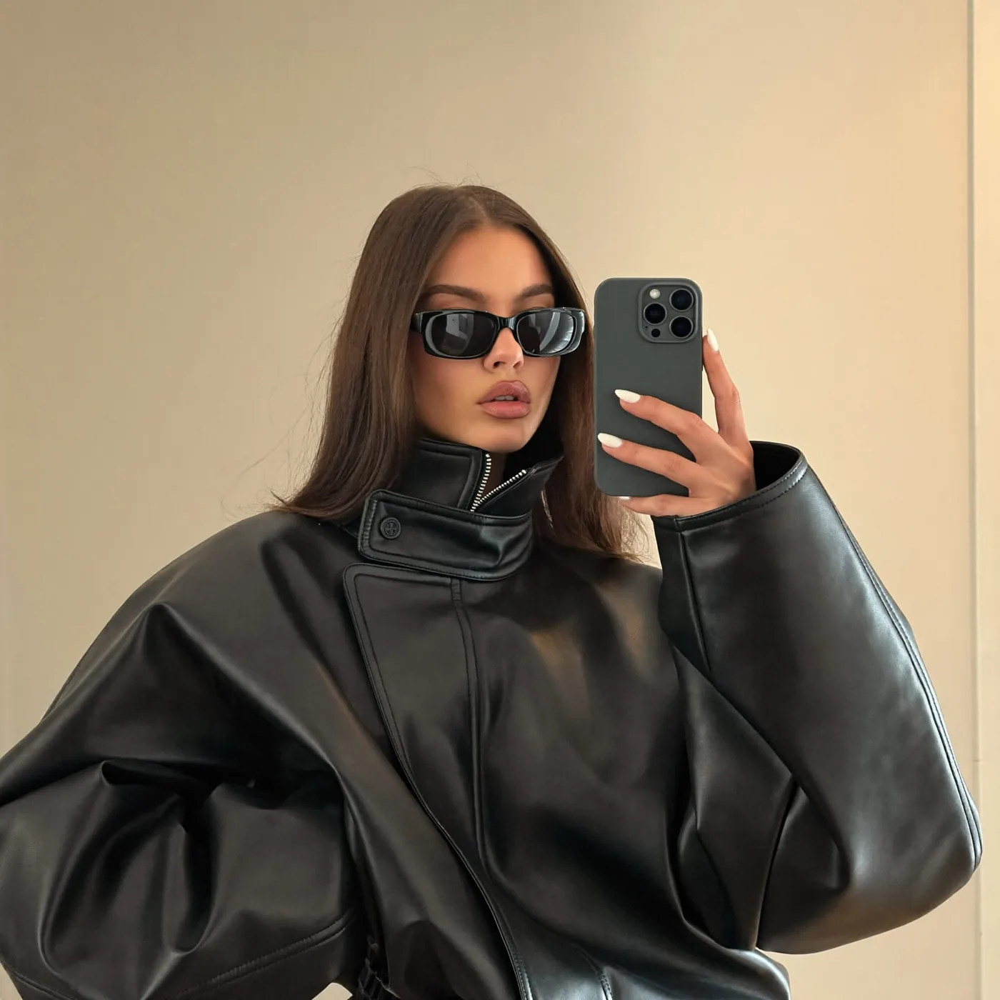 Woman wearing Buneri czarna kurtka skorzana outfit 5